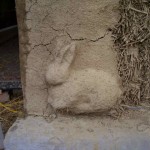 Глиняные фигурки на фасаде