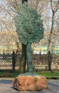 Памятник человеку-дереву