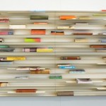 Книжная полка с горизонтальным расположением книг