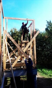 Первые стойки каркаса установлены