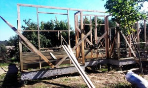 Черновые укосины удерживают первые стойки от развала
