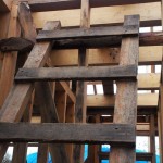 Приставная деревянная лестница на мансарду