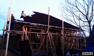 Уже три ряда ондулина, края пока не обрезаны