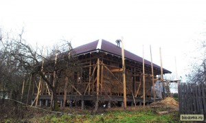 Человек на крыше из ондулина