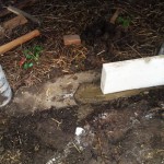 Первый блок в ряду ложится на цемент, остальные - на кладочный состав для блоков.