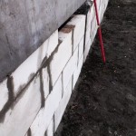 Уровень стоит возле заполненной блоками стены