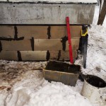 Уровень, ведро с раствором, блоки, фундамент