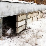 Дверной проем в фундаменте для прохода под дом