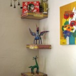 Разукрашенные полочки в углу на стенах