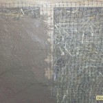 Глина на строительной сетке на стене